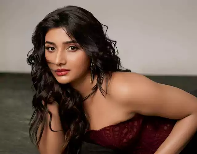 Mirnaa Looks Absolutely Gorgeous